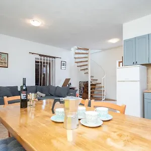Apartament Tea, Preko