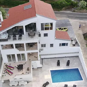 Apartament Ana, Preko